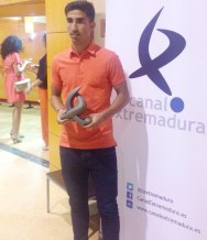 El jugador de fútbol almuñequero Víctor Armero, que milita en el Club Arroyo de Extremadura, ha sido galardonado como uno de los jugadores más regulares de la Segunda B