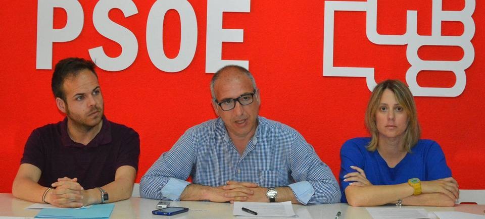 El nuevo Grupo Municipal del PSOE en el ayuntamiento de Almuñécar en rueda de prensa esta mañana 2