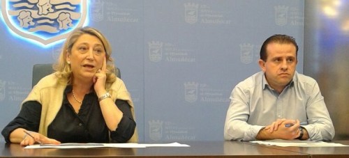 Trinidad Herrera, alcaldesa de Almuñécar, y Felipe Puertas, director del Patronato de Turismo. en el encuentro con representantes del Sector del Turismo de Almuñécar