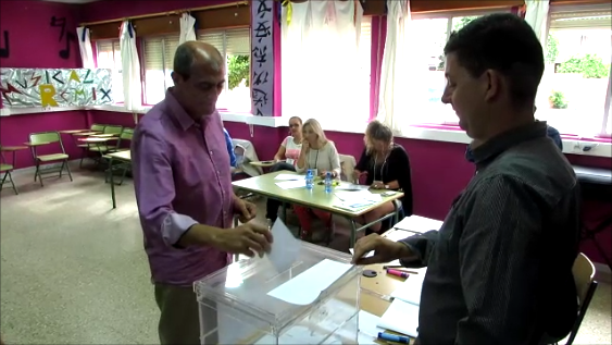 10:00 horas. Fermín Tejero, candidato de Izquierda Unida, vota en el CP Río Verde.