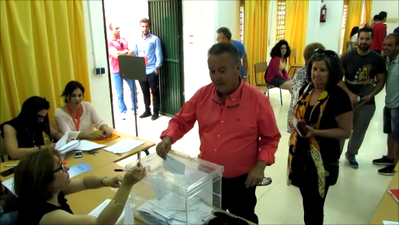 13:00 horas. Juan Carlos Benavides, candidato del Partido Andalucista, vota en el CP La Noria.