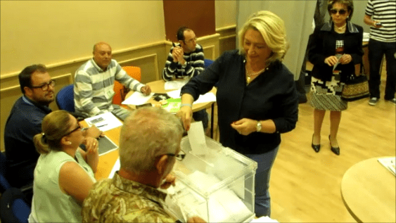 14:00 horas. Trinidad Herrera, candidata del Partido Popular, vota en la Casa de la Juventud.