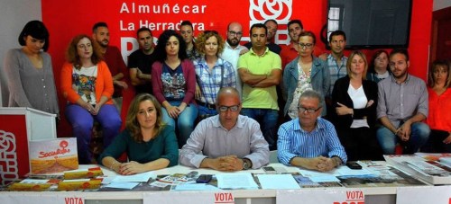 Sergio García Alabarce lee el comunicado arropado por Rocío Palacios, Juan Rodríguez (ambos sentados junto a él) y el resto de la candidatura del PSOE sexitano 2