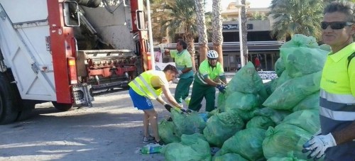 DECENAS DE BOLSAS DE BASURA RECOGIDAS EN PLAYA 15 2