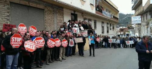 Foto de archivo: Vecinos y Stop Desahucios intentando evitar el desalojo de una familia en el pueblo de Jete Desahucio Jete
