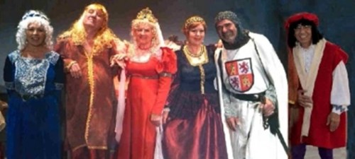 Grupo teatral Mutrayil con el vestuario de “La Pluma del Rey”