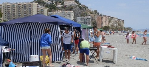 Inicio de acampada en la playa de Puerta del Mar de Almuñécar por San Juan