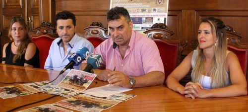 El director del área de Deportes, Emilio García, acompañado por José Andrés Ruiz Cañas, miembro del ‘Club de Enganches Ciudad de Motril’ y del ‘Grupo La Brasa’, y por Loli Ríos Díaz y Marisa Martín, presidenta y secretaria de la asociación ‘Amigos del Caballo de la Costa Tropical'