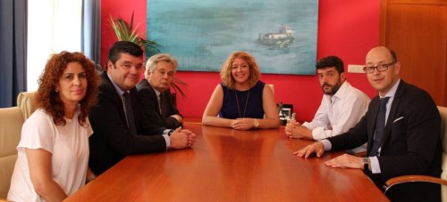 El presidente de la entidad financiera, Antonio Jara, visita a la alcaldesa de Motril, Flor Almón