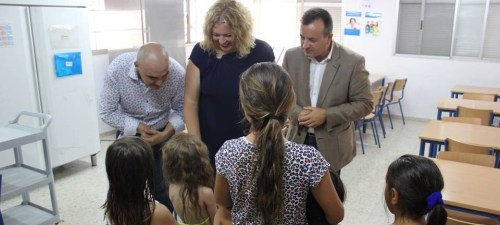 La alcaldesa de Motril, el delegado Igualdad, Salud y Bienestar Social de la Junta y el concejal de Asunto Sociales del Ayuntamiento motrileño visitan el colegio público San Antonio