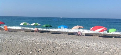 El Ayuntamiento de Almuñécar recuerda que está prohibido dejar sombrillas sin usuarios en la playa