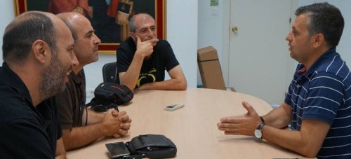 El Grupo Municipal de IU se reúne con el alcalde de Conil (Cádiz)