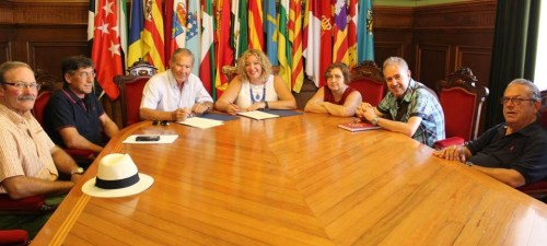 Flor Almón y Antonio Gallego en el momento de la firma del acuerdo entre el Ayuntamiento y el Centro Unesco de Motril