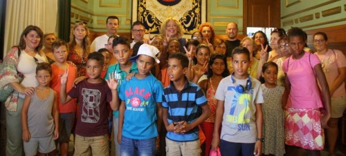 La alcaldesa de Motril, Flor Almón, con los catorce niños saharauis acogidos por familias motrileñas