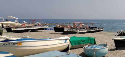 “El titulín” y los cuatro barcos de limpieza varados en la playa