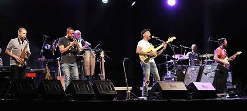 Marcus Miller clausuró el Festival de Almuñécar con una descarga de jazz eléctrico