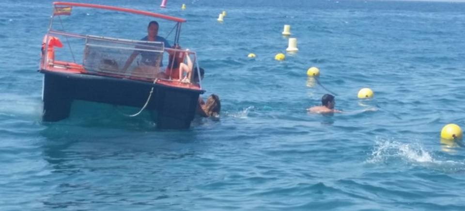 Un barco limpia playas de Salobreña rescata a 5 personas a la deriva en una pequeña barca hinchable