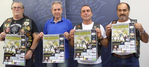 El concejal de Cultura, Francisco Ruiz, acompañado por José Luis Medina, presidente de la peña ‘Gremlins Motril’, ha presentado la XXIII edición de la concentración motera ‘Gremlins Motril’