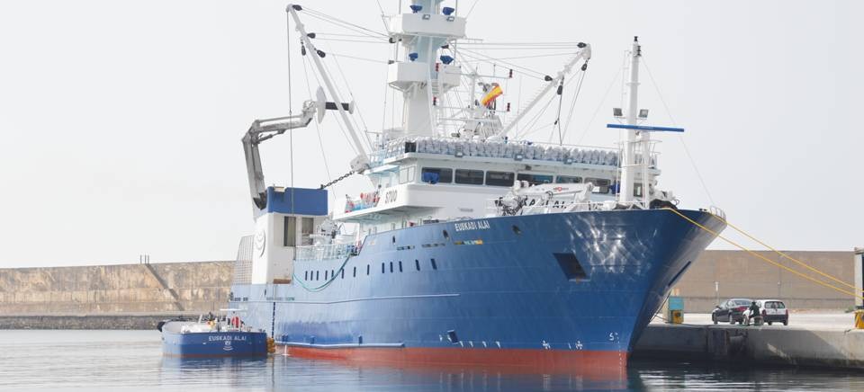 El Euskadi Alai llega al Puerto de Motril para completar la instalación del arte de pesca y el armamento antipiratería