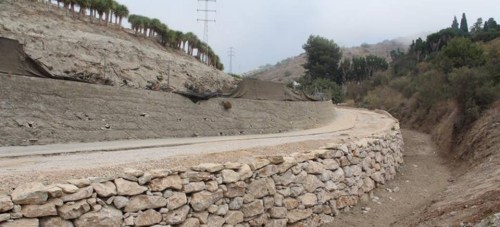 El tramo de las obras de ampliación del vial de acceso al Pago de Guerra desde la CN340 pendiente de asfaltado