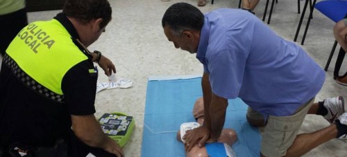 Una treintena de empleados municipales de Almuñécar se forman en el uso de desfibriladores externos automatizados
