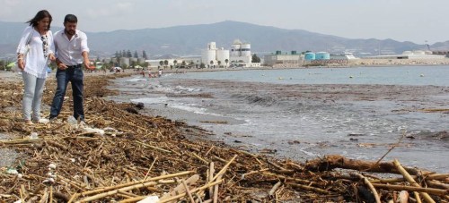 Alicia Crespo y Francisco Sánchez-Cantalejo comprueban el estado de las playas motrileñas