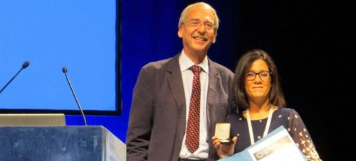 Encarnación Ruiz Agudo, investigadora Ramón y Cajal del departamento de Mineralogía y Petrología, ha recibido este prestigioso reconocimiento en el Congreso Internacional Goldschmidt 2015