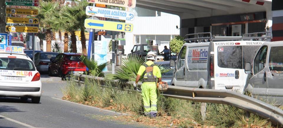 Fomento lleva a cabo la limpieza de arcenes de la CN 340 en La Paloma