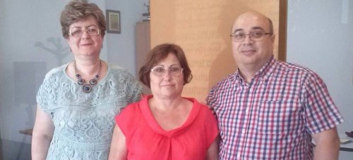 Foto de archivo de Mercedes Sánchez, en el centro, junto a representantes del consulado de Rumanía