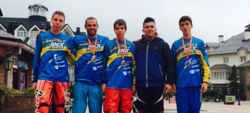 Corredores del club Show Time participantes en el descenso en Sierra Nevada