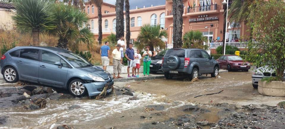 La intensa tromba de agua caída en Almuñécar y La Herradura provoca numerosas incidencias