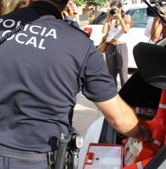 La Policía Local de Motril evita que una mujer se lance al vacío