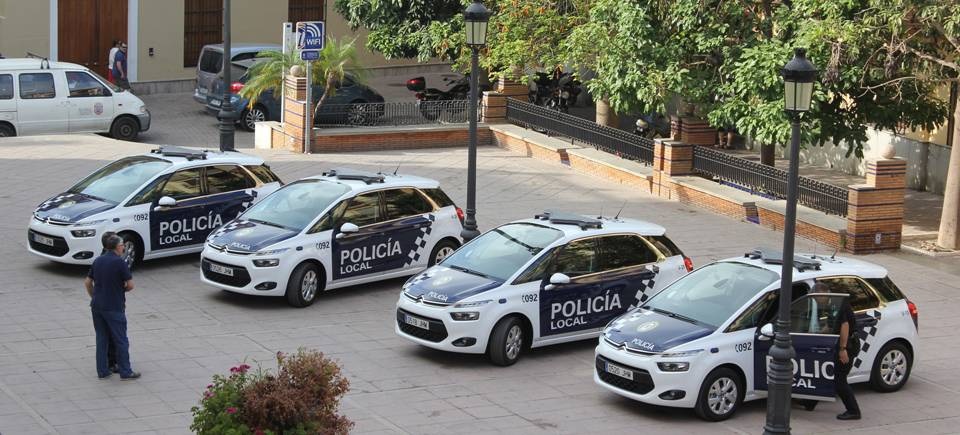 La Policía Local detiene a dos hombres que estaban forzando la puerta de un establecimiento