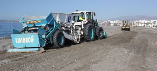 Operarios de LIMDECO ultiman la limpieza de las playas de Motril