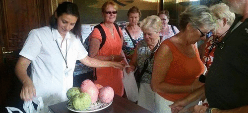 Reparto de chirimoyas y mangos para celebrar el Día Mundial del Turismo
