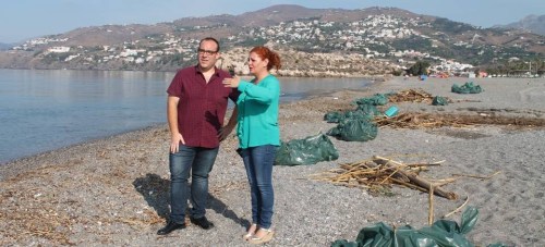 Salobreña refuerza la limpieza de las playas debido a los temporales