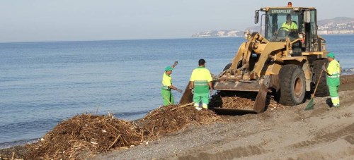 Un dispositivo especial de Limdeco acondiciona las playas motrileñas tras el temporal