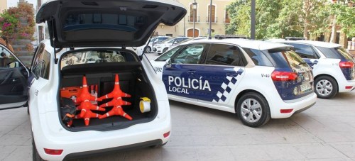 Vehículos nuevos de la Policía Local en la Plaza de España, frente al Ayuntamiento de Motril