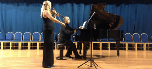 Bello concierto de violín y piano en el Centro Cívico de La Herradura
