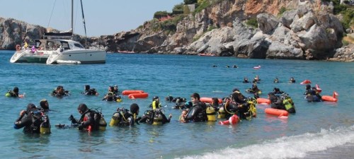 Buceadores en una playa de Almuñécar