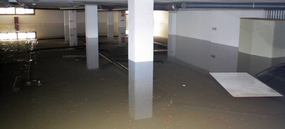 Cochera inundada en Motril Cochera inundada por la tromba de agua ocurrida ayer