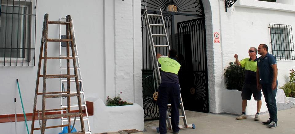 El Ayuntamiento de Salobreña acondiciona los cementerios del municipio