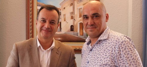 El concejal de Servicios Sociales, Gregorio Morales (dcha) y el delegado de Igualdad, Salud y Políticas Sociales en Granada, Higinio Almagro