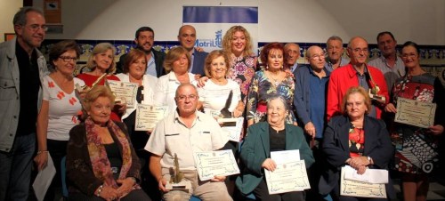 La alcaldesa, Flor Almón, el concejal de Servicios Sociales, Gregorio Morales, miembros del equipo de Gobierno y los participantes del Certamen Salvador Varo