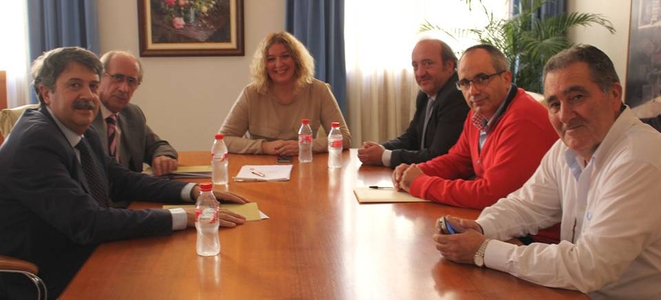 La alcaldesa, Flor Almón, y el gerente del SAS, José Manuel García, acompañados por Antonio Escámez, el concejal David Martín y el director del complejo sanitario motrileño La alcaldesa, Flor Almón, y el gerente del SAS, José Manuel García, acompañados por Antonio Escámez, el concejal David Martín y el director del complejo sanitario motrileño