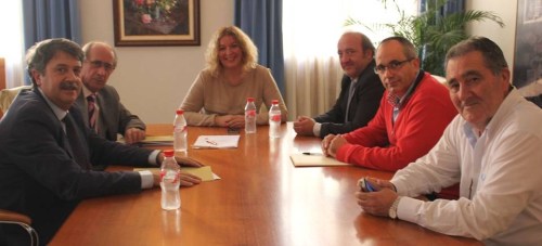 La alcaldesa, Flor Almón, y el gerente del SAS, José Manuel García, acompañados por Antonio Escámez, el concejal David Martín y el director del complejo sanitario motrileño