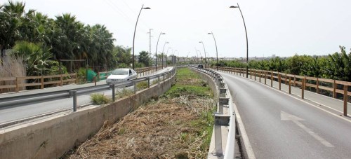 La limpieza y acondicionamiento de la Rambla de las Brujas de Motril concluye este lunes