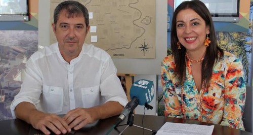 La teniente de alcalde y responsable de Turismo, Alicia Crespo, junto a Fermín Anguita, responsable de la empresa motrileña ‘Green Guide’