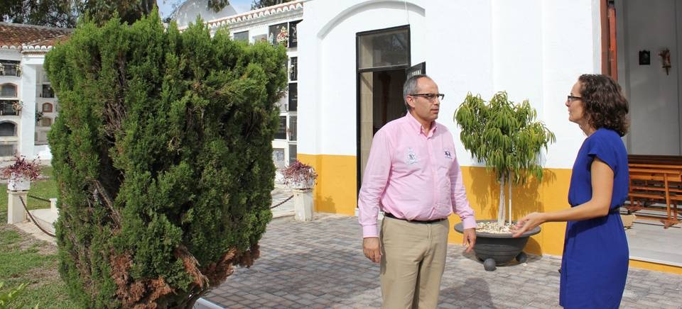 Los concejales de Mantenimiento, Gloria Chica, y Salud, David Martín, en el Cementerio  Municipal