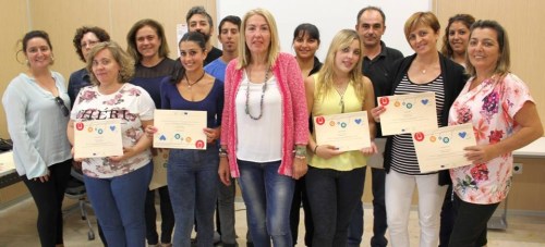 María Ángeles Escámez entrega a quince alumnos su diploma del curso de ‘Ofimática Básica’